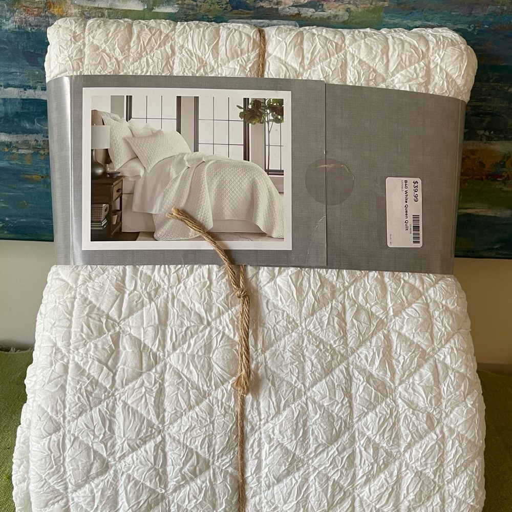 Full/Queen white Quilt brand new Rowan crush stone wash quilt. Full/queen quilt